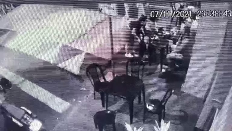 Vídeo | Homem soca a gerente de um bar em Rifaina após discussão
