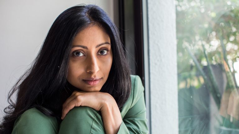 Avni Doshi lança ‘Açúcar Queimado’, sobre a relação conflituosa entre mãe e filha