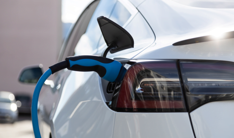 Lei garante a moradores o direito de instalar recargas de veículos elétricos em condomínios da Paraíba