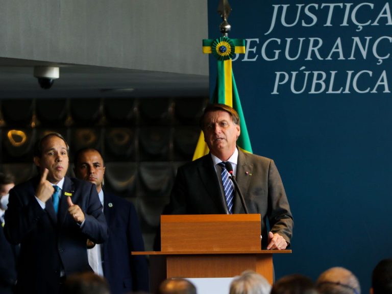Bolsonaro fala em nova onda de covid, mas descarta fechar aeroportos