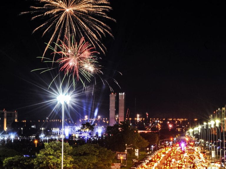 Com variante e nova onda na Europa, cidades cancelam festas de réveillon