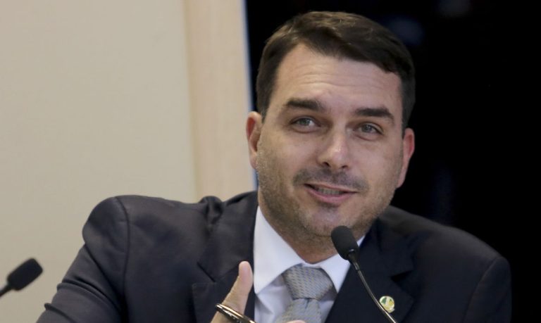 Flávio anuncia volta de Jair Bolsonaro ao Brasil e apaga post instantes depois