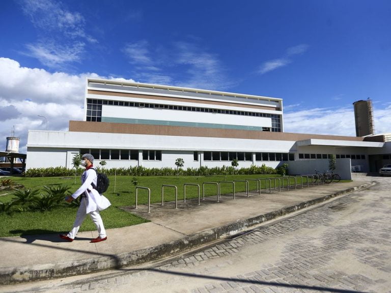 Carro fica destruído após bater em caminhão na rodovia Alexandre Balbo