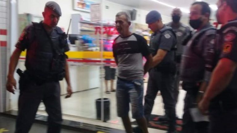 Homem mata mulher a facadas dentro de farmácia em São Carlos