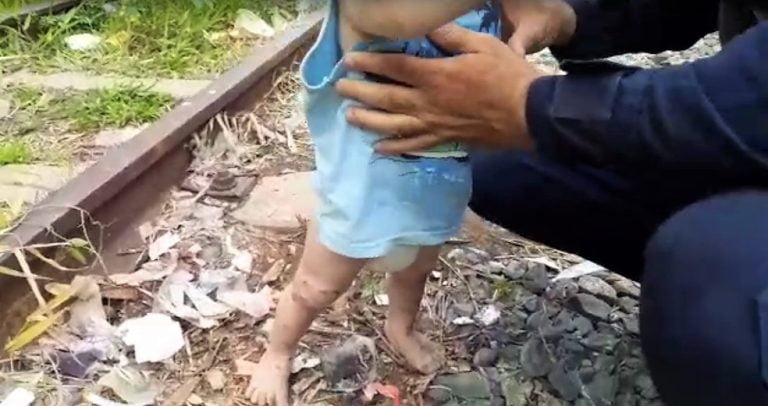 Vídeo | Mãe deixa filho de 1 ano em linha de trem na cidade de Sorocaba