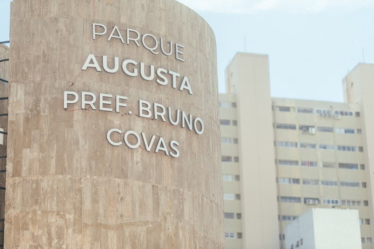 Motocicleta colide com viatura da Guarda Civil Municipal e casal fica ferido