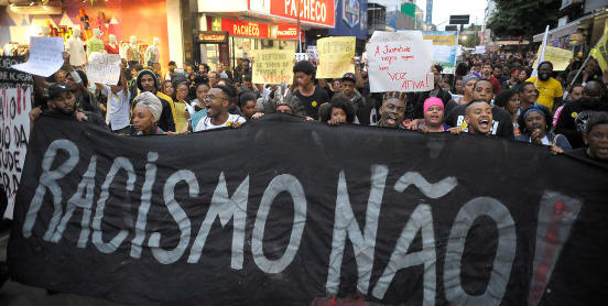 Racismo e pobreza levam a maior risco de infecção por HIV no Brasil