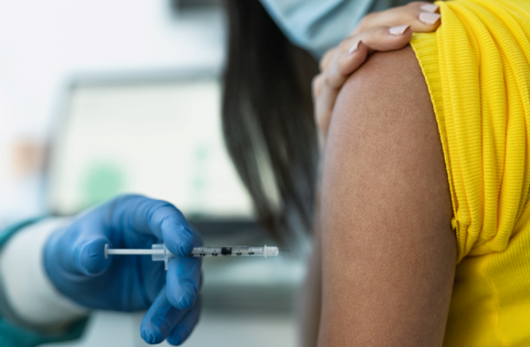 Vacinados da Janssen recebem orientações diferentes sobre reforço em cada cidade