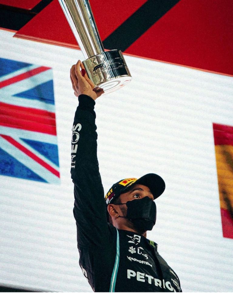 Torcedores protestam e se reúnem com dirigentes e jogadores no Santa Cruz