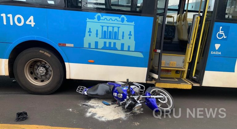 Vídeo | Moto e ônibus batem em frente ao Ribeirão Shopping
