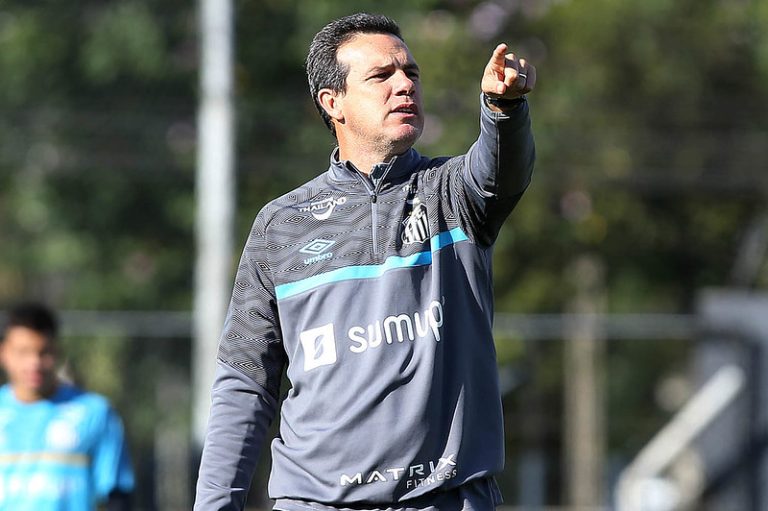 Técnico Elder Campos observa Santos em evolução para início do mata-mata da Copinha