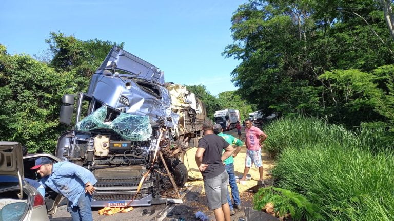 Caminhoneira que faz sucesso no instagram sofre acidente grave