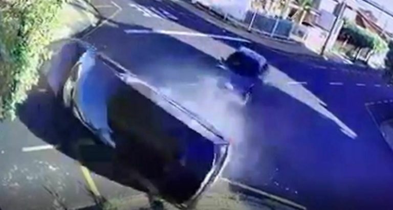 Defunto é arremessado de carro funerário após batida