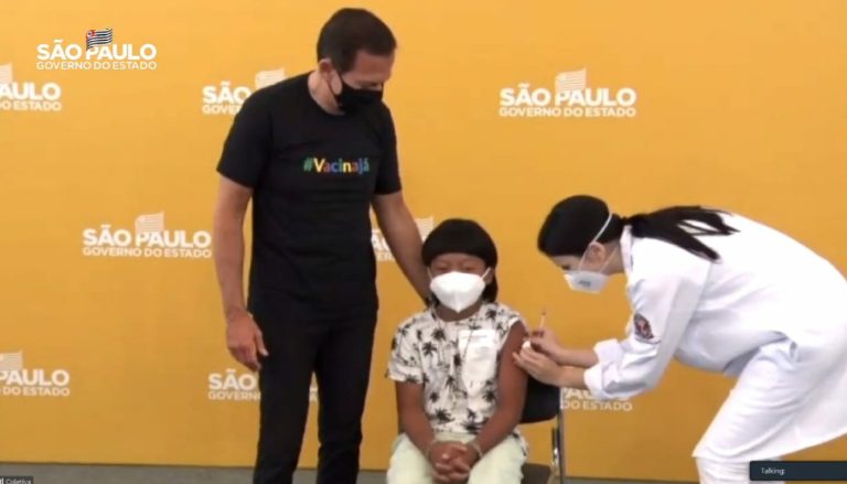 Governo de São Paulo vacina primeira criança durante coletiva