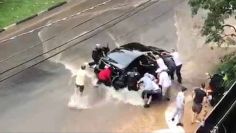 VÍDEO| Tragédia no Ano Novo: Mulher morre após ser arrastada por enxurrada