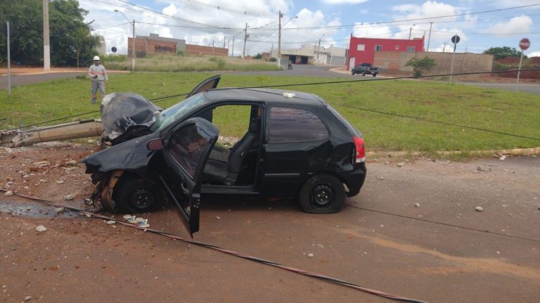 Video | Carro derruba poste e fica destruído em Guariba
