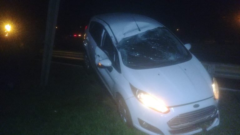 Motorista perde o controle e carro fica pendurado em contensão metálica