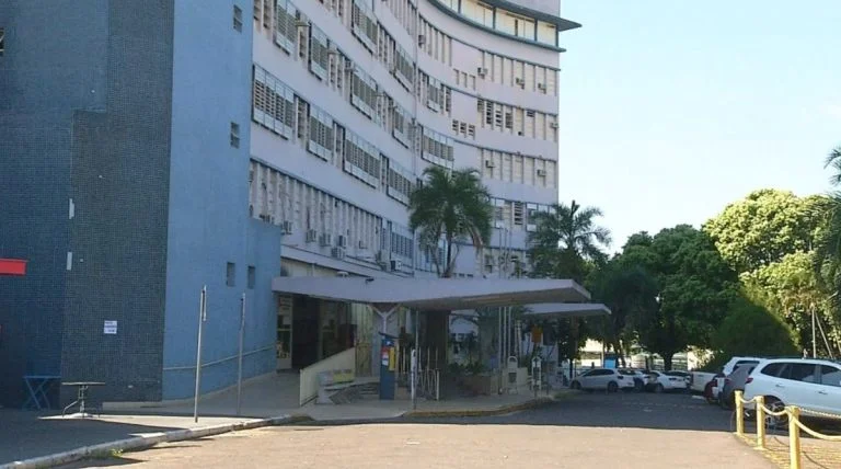 Jovem de 19 anos fica em estado grave após levar golpes de faca e tesoura