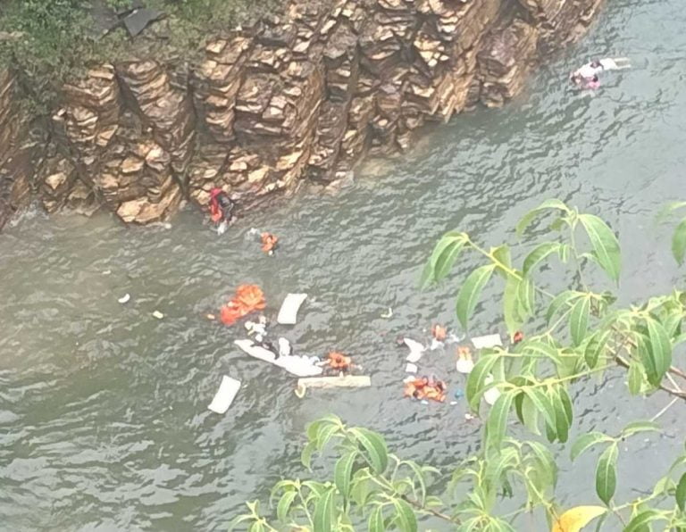 Vídeo | Deslizamento em cachoeira deixa uma vítima fatal e ao menos 15 pessoas feridas