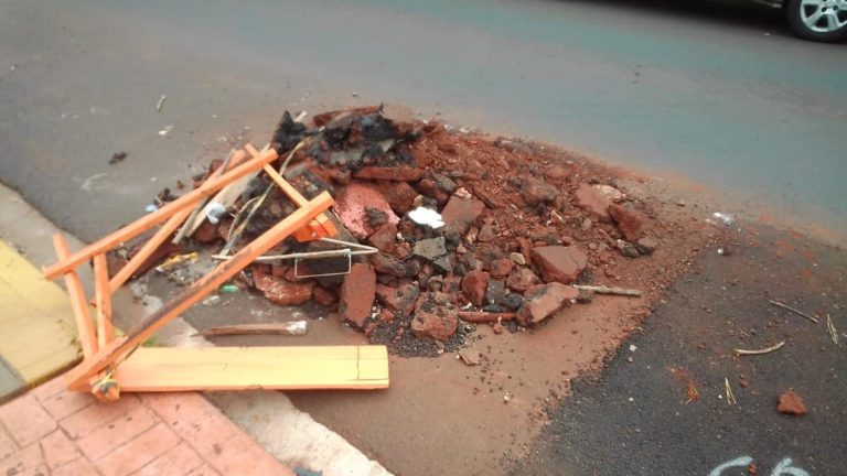 Entregador cai em buraco na rua e vai passar por cirurgia