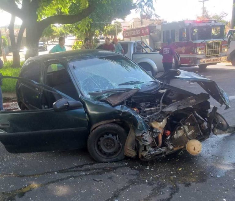 Acidente envolvendo uma camionete e um carro deixa dois feridos