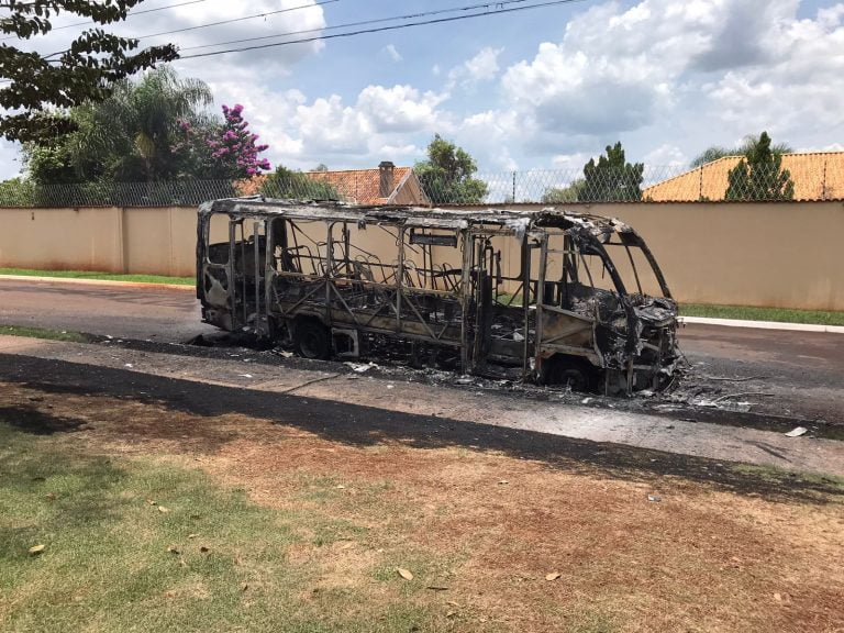 Micro-ônibus pega fogo em Bonfim Paulista