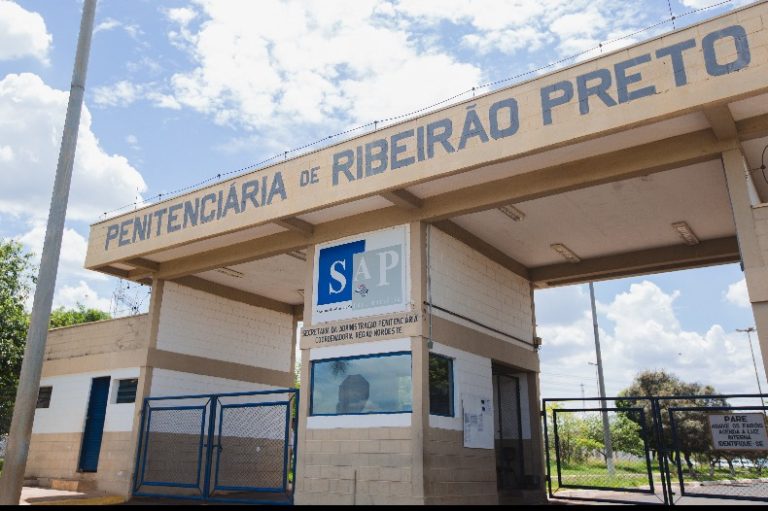 Mulher tenta entrar na penitenciária de Ribeirão com droga presa ao corpo
