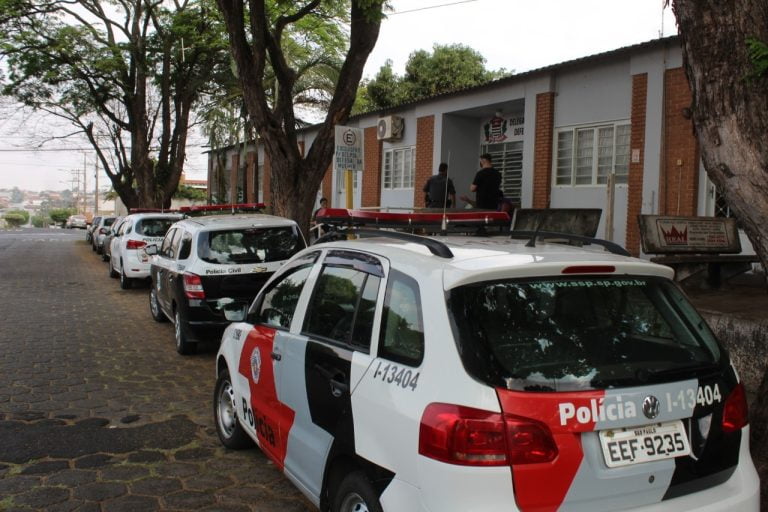 Mãe e padrasto mantêm filha de 15 anos acorrentada