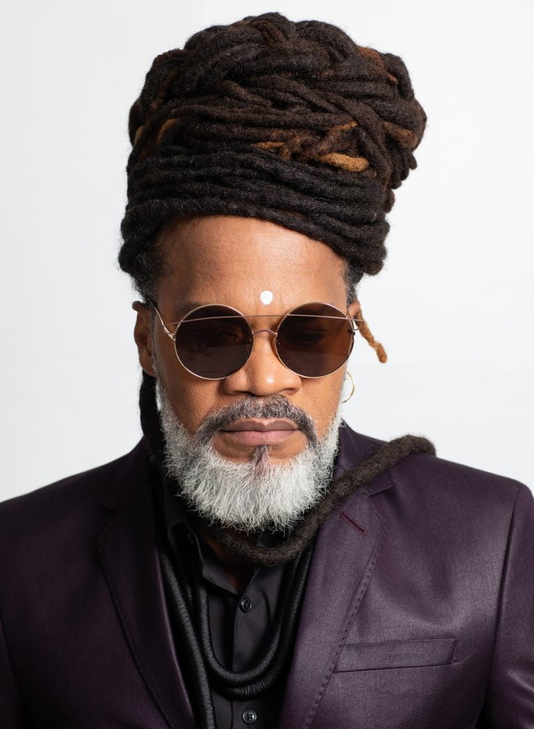 Carlinhos Brown recicla parcerias e folias antigas em novo trabalho