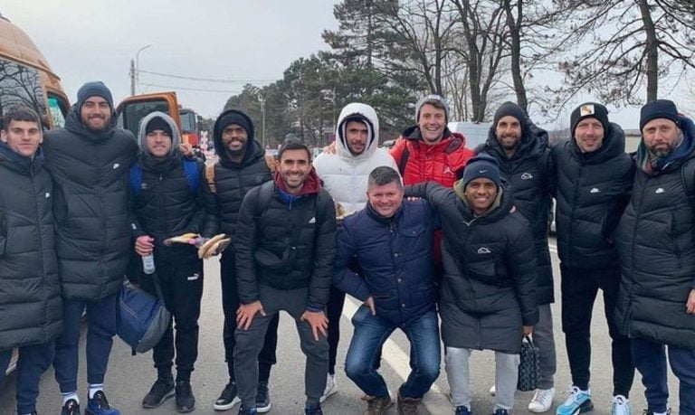 Grupo de jogadores brasileiros retorna da Ucrânia