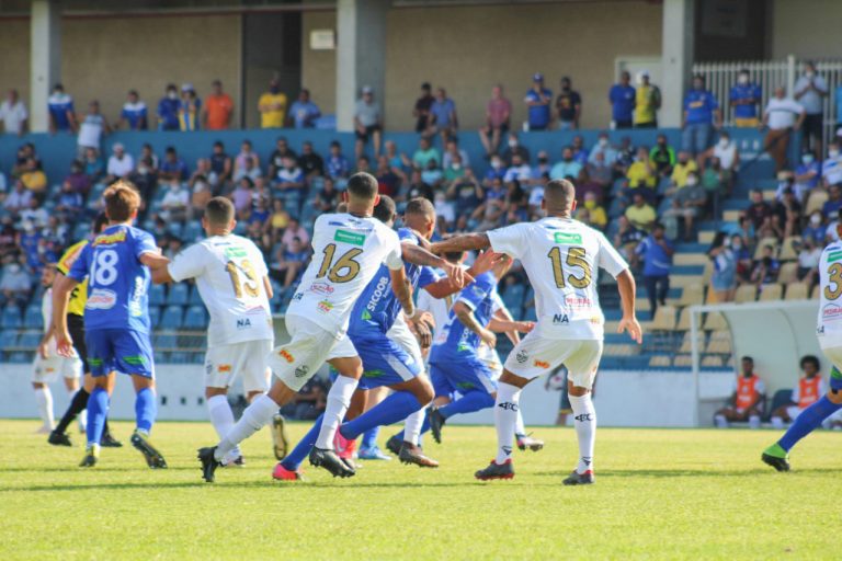 Comercial põe o bloco na rua no sábado de carnaval. Empata em São José dos Campos e mantém a liderança da A3
