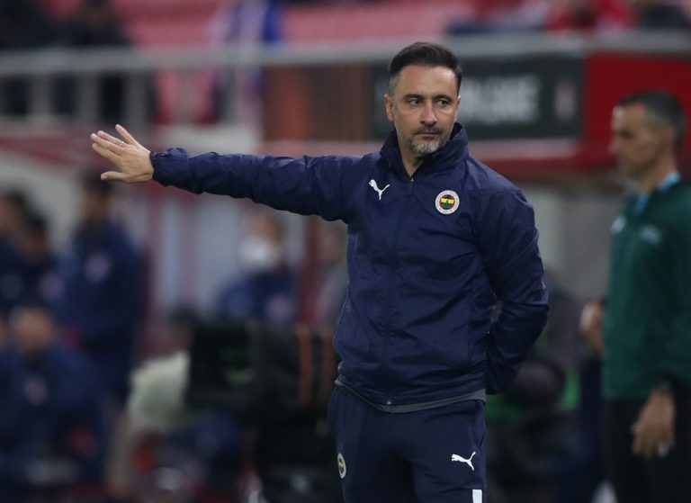 Corinthians oficializa a chegada do português Vitor Pereira até o fim do ano