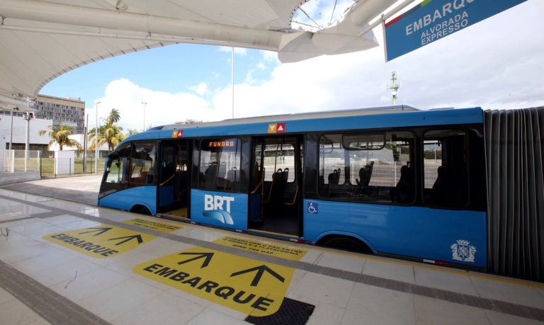 Motoristas do BRT entram em greve e deixam população sem transporte no RJ