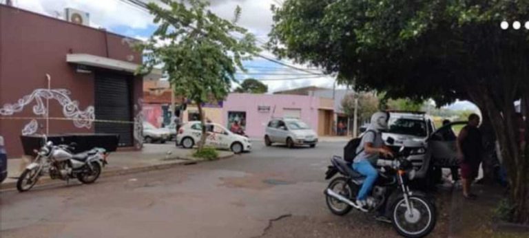 Cliente briga em açougue na Vila Abranches, busca arma e faz disparos