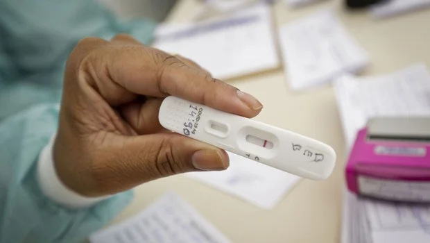 Média móvel de casos de covid dobra em 2 semanas e volta aos níveis de março