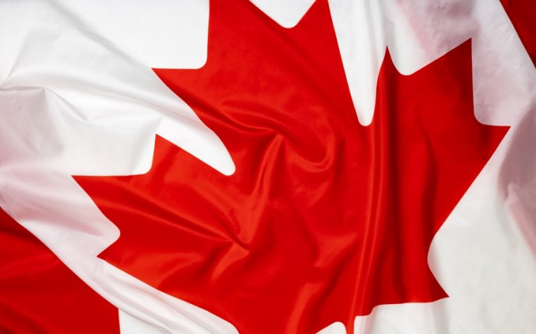 Canadá autoriza bloqueio de contas bancárias de envolvidos em protestos antivacina