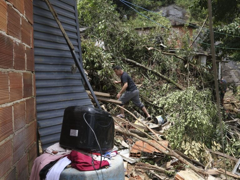 Petrópolis: documento dos Bombeiros relata falta de material para resgate