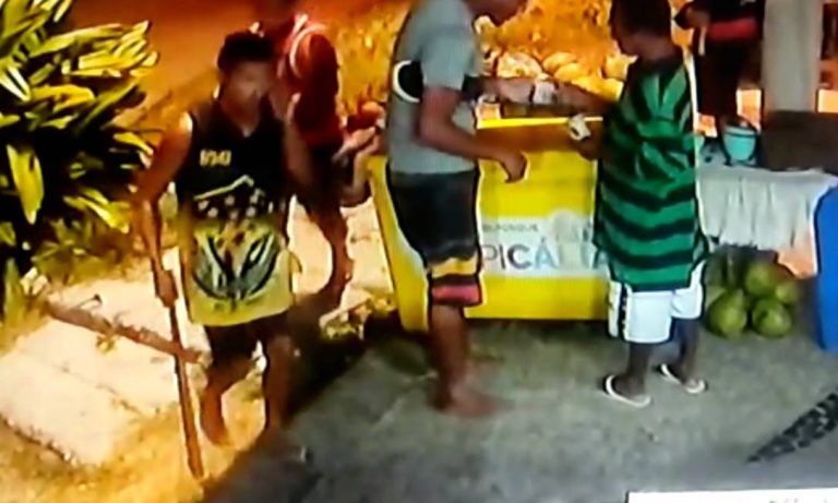 Imagens mostram congolês sendo espancado até a morte no RJ