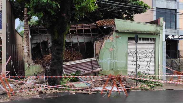 Casa desaba durante temporal em Ribeirão Preto