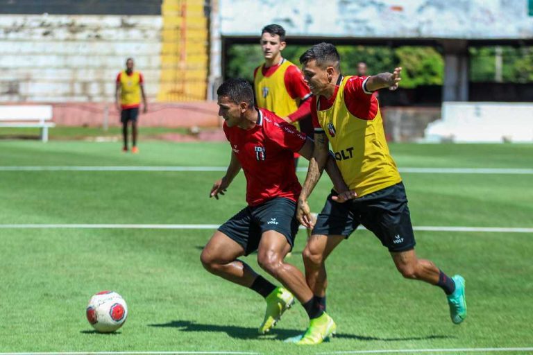 Domingão de carnaval e a torcida do Botafogo avisa: ou fazem a Mocidade Alegre ou vão ver a Mangueira passar