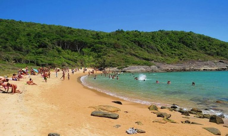Jovem acorda com a barriga aberta em praia do Espírito Santo