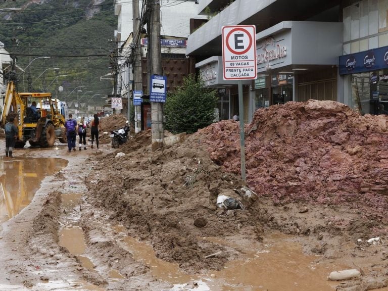 Número de mortos chega a 176 e tragédia se iguala à pior da história de Petrópolis