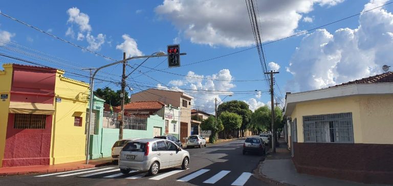 Novo semáforo entra em funcionamento na Vila Tibério