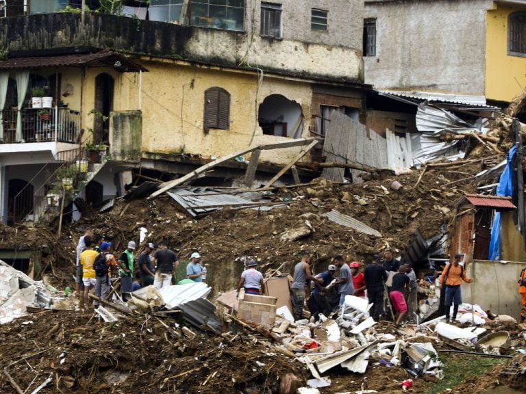 Temporal em Petrópolis deixa mais de 370 pessoas desabrigadas