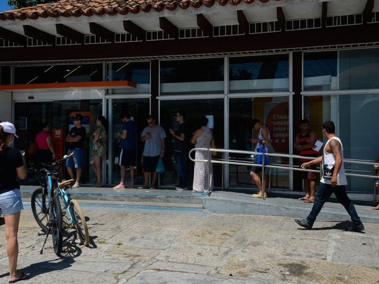 Agências bancarias fechando e contas abrindo