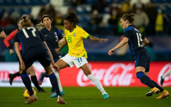 Futebol feminino aumenta alcance com transmissão de jogos de todas as divisões