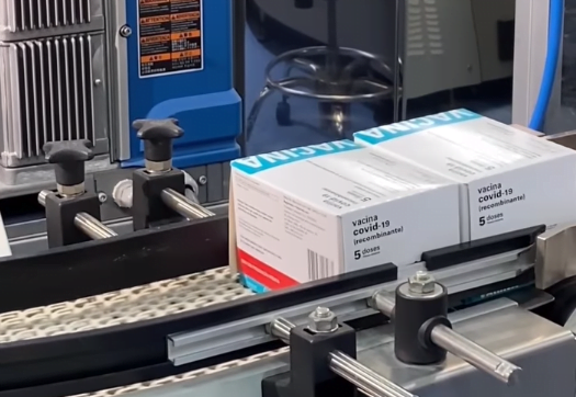 Fiocruz apresenta 1º lote de vacina contra covid inteiramente produzida no Brasil