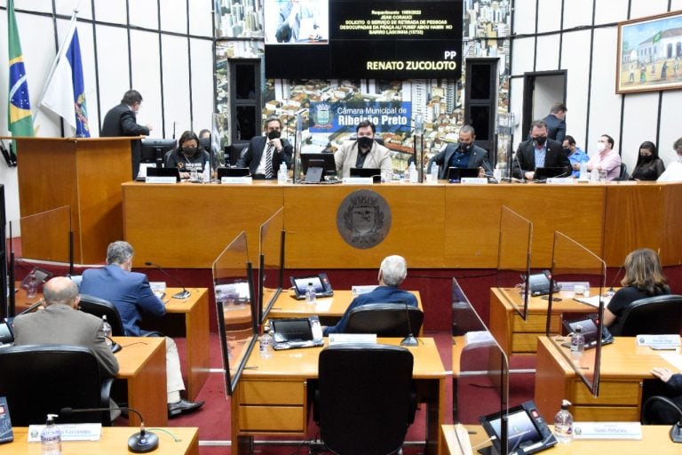 Mais uma para a cestinha das imbecilidades: Câmara reprova pedido de requerimento que retiraria “desocupados” em praça de Ribeirão