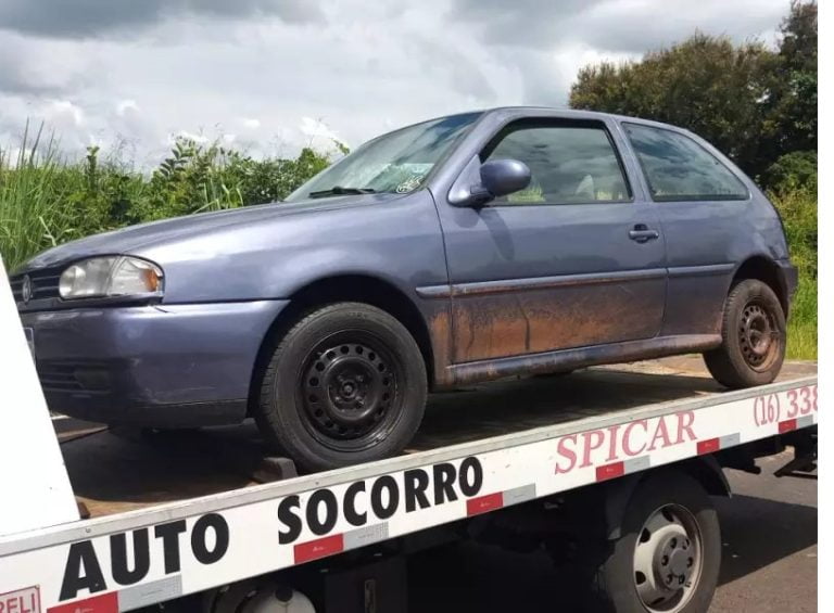 Ladrões atrapalhados assaltam posto de combustíveis, mas o carro não funciona na hora da fuga