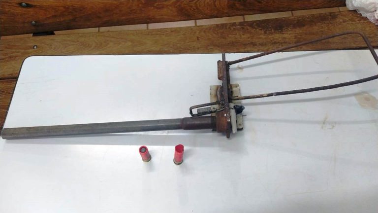 Invasor leva tiro de arma caseira feita com fechadura de porta